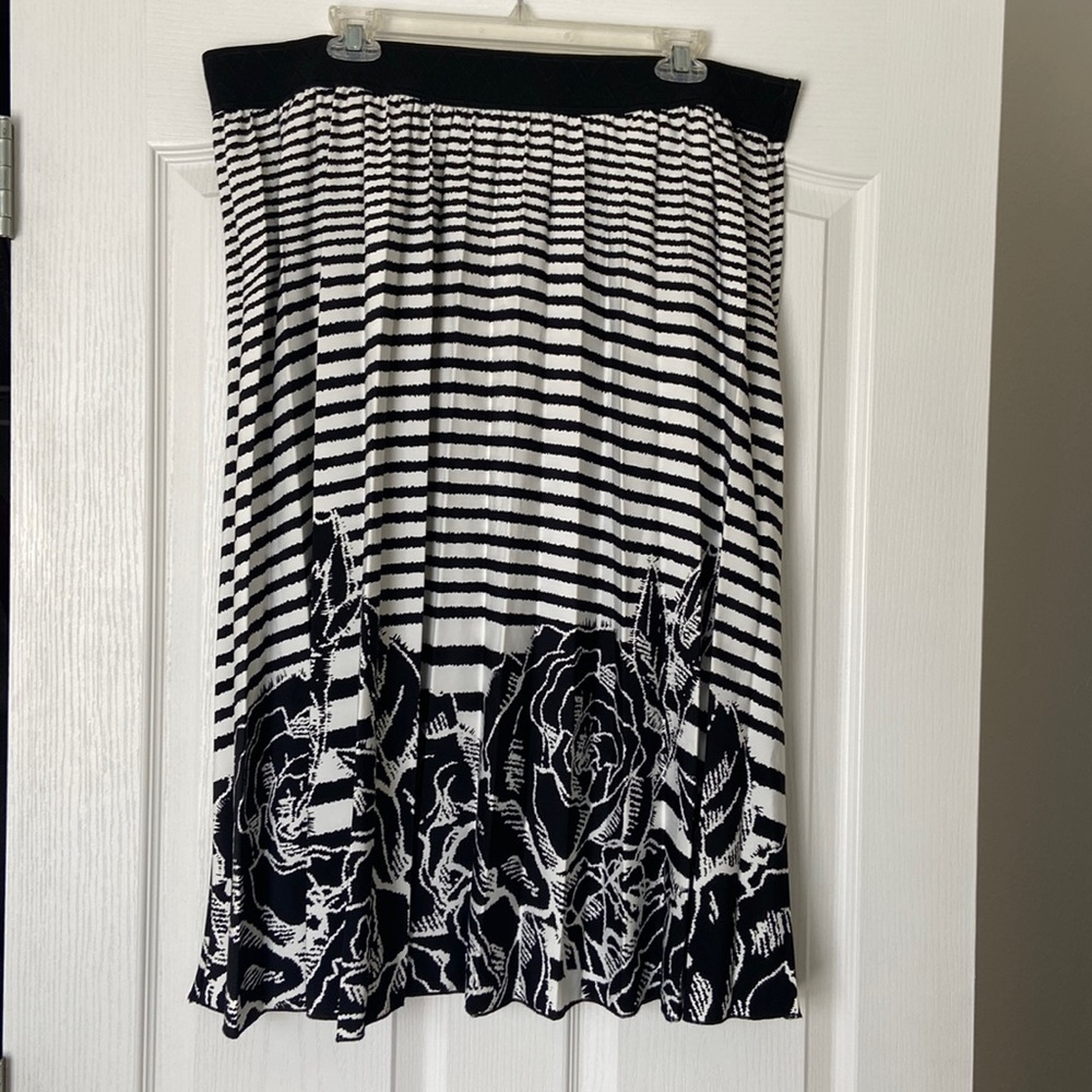 LuLaRoe Pleated Black and White Skirt sz 3xl